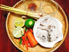 Bạch tuộc không cần chọn con quá to, nên chọn những con bạch tuộc tươi có kích thước nhỏ vừa dễ ngâm gia vị hơn. Đem bahjc tuộc sơ chế bỏ nội tạng cho sạch sau đó để ráo nước.