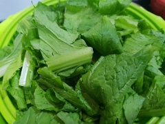 Cải ngọt nhặt bỏ lá sâu. Rửa sạch cải với nước muối nhiều lần cho sạch đất và thuốc trừ sâu rồi cắt nhỏ vừa ăn, để ráo.