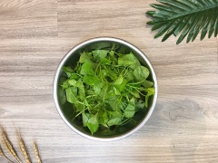 Để món xào được ngon, bạn cần chọn loại rau lang còn non sẽ ít sơ già hơn nhé! Tốt nhất là chọn rau phần đọt. Rau lang mua về nhặt lấy phần ngon, rửa sạch. Khi rửa rau nên nhẹ dàng tránh bóp mạnh tây là dập rau nhé!