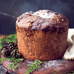 Với công thức làm bánh mì kiểu Ý - Panettone thơm lừng vị bơ và bánh thì xốp mềm có mứt vỏ cam cùng nho khô chua ngọt bên trong cực kì ngon để bạn làm cho cả nhà ăn sáng để thay đổi chút khẩu vị nha. Còn chờ gì mà chúng ta không lưu công thức lại nào.