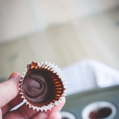 Bạn lấy 1/3 lượng chocolate ra cho vào một cái tô chịu nhiệt, đặt vào lò vi sóng quay 30 giây cho tan chảy, trộn đều, nếu chocolate vẫn còn lợn cợn, bạn cho vào quay thêm vài giây nữa nhé. Sau đó cho ra khuôn cupcake tráng đều phần đế.