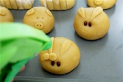 Làm nóng trước lò ở 200 độ C. Lấy bánh đã tạo hình ra cho lên khay nướng có lót giấy nến rồi cho bánh vào nướng trong 5 phút. Lấy bánh ra xịt nước, cho bánh ngấm nước rồi để nghỉ 5 phút. Phết lòng đỏ trứng đã đánh tan lên mặt bánh, vặn lò lên 225 độ và nướng thêm 3 phút nữa hoặc đến khi bánh vàng mặt là được.