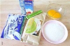 Cho vào nồi nhỏ 2 lòng đỏ trứng, đường trắng. Đổ từ từ sữa tươi không đường vào, trộn đều.