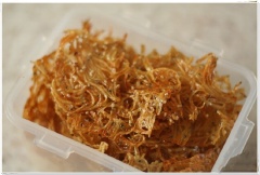 Khô cá cơm Hàn Quốc chiên chiên béo ngọt đơn giản mà ngon. Bạn có thể ví như món snack chiên giòn tan, vị ngọt béo cực hấp dẫn. Dùng làm mồi nhậu bia thì hết sẩy luôn nhé!