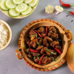 Món trứng cá kho tiêu dùng nóng với cơm trắng, chắc chắn sẽ rất hao cơm vì độ ngon của trứng cá đậm đà thấm đều gia vị.