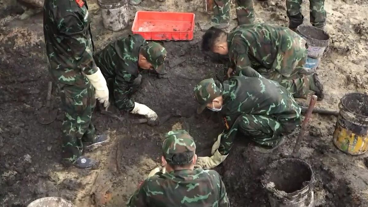 [Video] Đã tìm thấy 49 hài cốt và 1 bộ tập thể tại công viên Lê Thị Riêng - Báo Nhân Dân