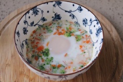 Mang bao tay vải, cho trứng đúc rau củ ra khỏi xửng hấp, đợi trứng đúc nguội bớt là có thể dùng. Món trứng đúc rau củ có vị nhạt nên khi dùng, bạn có thể rắc thêm ít muối tiêu hoặc rưới thêm ít nước tương cay thơm đậm đà lên trên nhé. Đây là món ăn vừa ngon, vừa giàu dinh dưỡng, rất tốt cho trẻ.