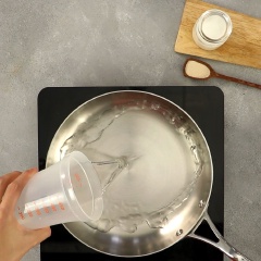 Bắt nồi lên bếp, cho 250ml nước lọc vào nồi, sau đó cho tiếp 40gr bột gạo vào để lửa nhỏ khuấy bột đến khi bột đặc lại thành hồ thì tắt bếp.