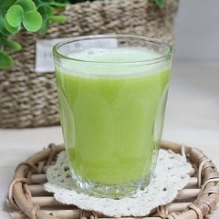 Thêm đường (nếu bạn thích uống ngọt) và khuấy đều. Rót ra ly và thêm vài viên đá nhỏ là có thể thưởng thức!