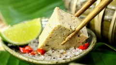 Chả lụa chay là một món ăn ngon và dễ làm, thích hợp cho những bữa cơm chay của gia đình, nhất là mâm cơm ngày mồng 1 Tết. So với cách làm chả lụa mặn thì chả lụa chay đơn giản và nhanh gọn hơn rất nhiều. Hương vị chả lụa chay bằng tàu hũ ky nhẹ nhàng thanh đạm, thơm mùi đậu nành là một điểm nhấn cho món chả thêm phần thú vị.