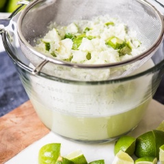 Trái chanh đem rửa thật sạch rồi cắt thành miếng nhỏ. Cả nước, chanh và đường chia làm 2 phần. Lần lượt cho từng phần vào máy xay nhuyễn. Sau đó đỗ hỗn hợp đã xay ra rây lọc lấy nước bỏ bã. Cuối cùng chế nước chanh vào bình, cho sữa đặc vào khuấy tan đều, thêm đá là có thể thưởng thức.