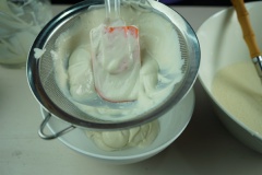 Xay nhuyễn 300gr đậu hũ non với máy. Dùng rây rây thật kỹ để đậu hũ non không bị hạt