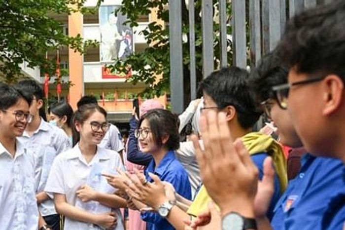 Tuyển sinh lớp 10 tại Hà Nội: Thêm cơ hội, giảm cạnh tranh - Báo Hà Nội Mới