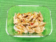 Bạn cho nước cốt chanh, nước mắm, đường, tương ớt vào 1 cái bát và khuấy đều cho tan, sau đó cho tất cả phần tỏi băm, ớt băm, sả băm vào trộn đều. Cho chân gà đã chín vào 1 cái tô và rưới phần nước mắm cay lên trên, sau đó trộn đều và đem cất ngăn mát tủ lạnh khoảng 2 tiếng cho ngấm gia vị, khi ăn bạn chỉ việc bày ra đĩa và thưởng thức.