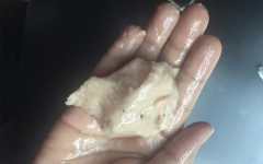 Sau đó, lấy nhân ra vo thành từng viên nhỏ khoảng 40g. Trộn mè đen và mè trắng đã rang với nhau. Sau đó lăn chả tôm qua hỗn hợp mè và nắn lại thành viên vuông hay dẹp tùy ý.