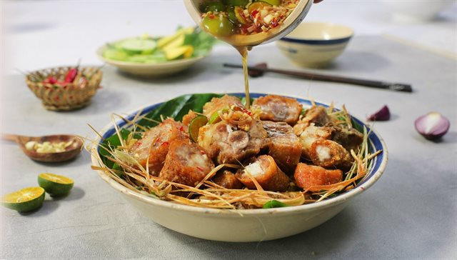 Đuôi Heo Chiên Giòn Sốt Mắm Tắc