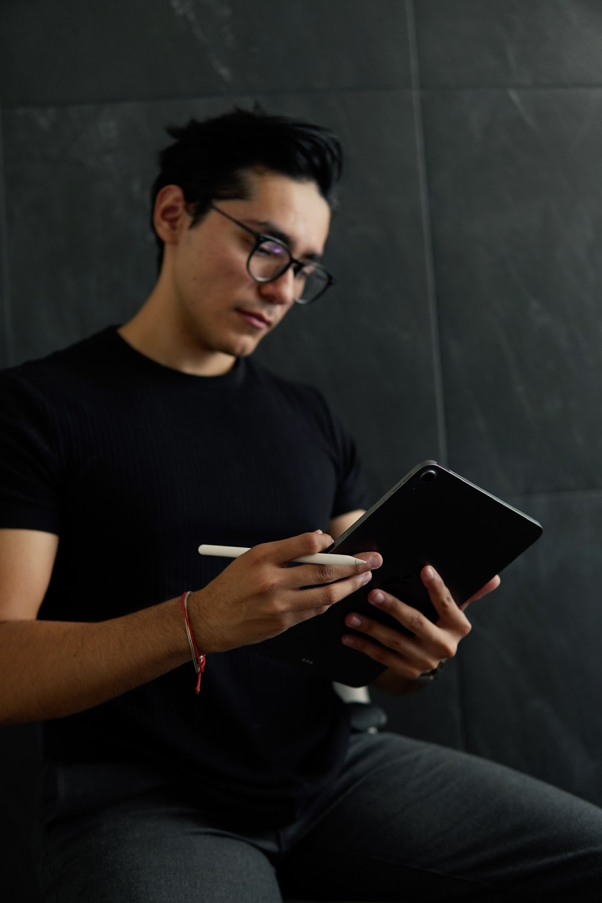Carlos Ortega revisando y diseñando un plan en su iPad