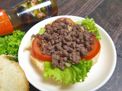 Cắt đôi bánh burger, cho xà lách, cà chua cắt lát lên trên rồi thêm bò bằm đã xào vào. Đậy phần còn lại lên trên là chúng ta đã có một bữa sáng đầy dưỡng chất với "buger bò bằm" rồi đó. Chúc các bạn thành công.