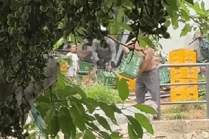CLIP: Đổ hơn 100 vỏ chai bia xuống sông vì 'để trong khuôn viên nhà chật chội' - Báo Người Lao Động