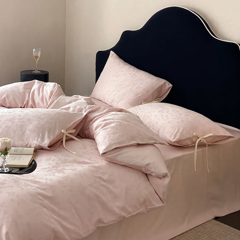 Long-staple cotton bedding with shine effect