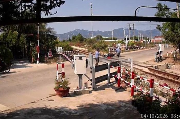 CLIP: Người phụ nữ vượt rào chắn đường sắt, ngã sát đường ray khi tàu sắp tới - Báo Người Lao Động