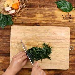 Cắt thật nhỏ 10gr hành lá, 30gr lá lốt, 100gr thì là, 5gr vỏ quýt, cho tất cả vào âu.