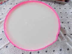 Cho 3g bột rau câu, 40g đường, 300ml vào nồi hòa tan , bắc lên bếp nấu lửa vừa. Khi nước sôi khuấy đều cho rau câu trong. Cuối cùng cho 50ml nước cốt dừa vào hoà chung là tắt bếp. Đổ hỗn hợp rau câu nước cốt dừa lên này vào khuôn rau câu lá dứa đợi đông lại là có thể dùng.