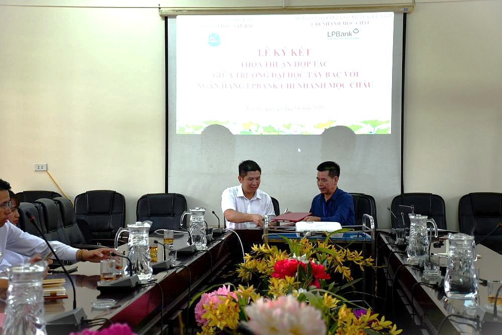 Lễ ký kết hợp tác giữa Trường Đại học Tây Bắc với Ngân hàng TMCP Lộc Phát Việt Nam (LPBank) - Chi nhánh Mộc Châu