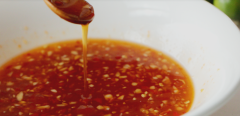 Bắc chảo nóng, cho vào chảo 3 muỗng canh nước mắm và 4 muỗng canh đường. Đảo đều cho tan đến khi hỗn hợp sôi thì tắt bếp, sau đó cho vào chén nước mắm 1 muỗng cà phê tỏi băm, 1 muỗng cà phê ớt băm, 1 muỗng canh tương ớt và 1 muỗng canh nước cốt chanh, trộn đều hỗn hợp.