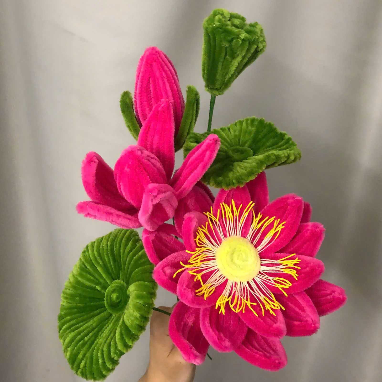 Hoa sen được làm thủ công là một lựa chọn bền đẹp và phù hợp với nhiều phong cách trang trí