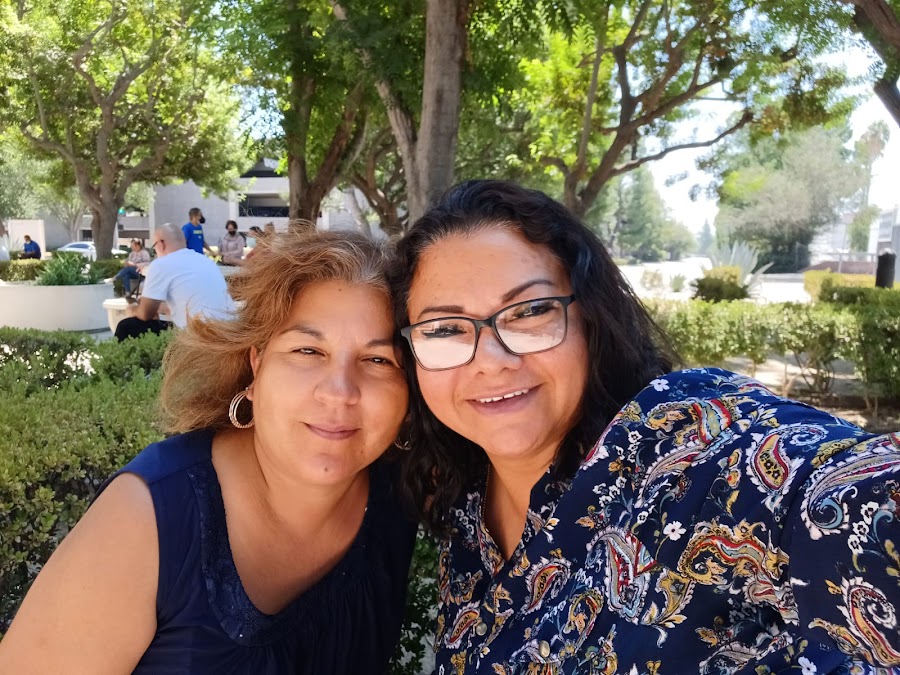 Claudia celebrando con una cliente