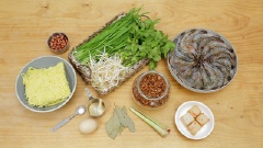 Tôm bóc vỏ, bỏ đầu, rạch lưng rút chỉ đen. Phần đầu tôm không vứt bỏ mà để riêng ra bát