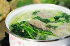 Sau đó thêm bầu vào nấu 30 giây rồi mới thả rau dền và rau mồng tơi vào, nấu thêm 1 phút cho nước sôi lại thì tắt bếp.