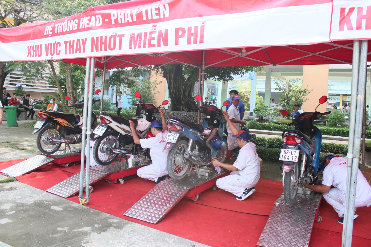 Thay nhớt xe miễn phí cho CB-GV-NV và sinh viên Trường DLA
