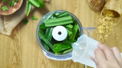 Bột màu xanh: Xay nhuyễn 50gr lá dứa và 200ml nước, lọc lấy 150ml nước cốt lá dứa. Cho vào tô nước cốt lá dứa gồm 100gr đường, 150ml nước cốt dừa, 80gr bột gạo và 120gr bột năng. Dùng phới lồng khuấy nhẹ nhàng đến khi bột hòa quyện hoàn toàn. Sau đó, lọc hỗn hợp qua rây lọc.