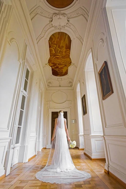 Weitwinkel-Portrait vor dem Schloss