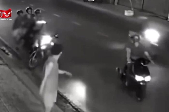Triệu tập tài xế xe ôm công nghệ đánh người trên phố - Chuyên trang An Ninh Thủ Đô - Báo Công an nhân dân