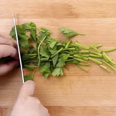 Tôm sửa sạch, cắt râu, cắt giữa sống lưng, dùng tăm lấy chỉ ra. Ớt chuông 3 màu, thơm, gốc hành lá, cần tàu rửa sạch, cắt nhuyễn.