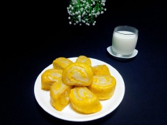 Bánh sử dụng ngon hơn khi ăn nóng. Bạn có thể làm sẵn và bảo quản trong tủ lạnh, và khi cần chỉ việc hấp lại là lại có một món ăn nóng hổi rồi. Bánh bao bí đỏ xốp mềm, thơm ngon, đủ dinh dưỡng cho bữa sáng.