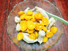 Pha hỗn hợp nước mắm ớt, bạn cho 3 muỗng canh nước mắm, 2 muỗng canh nước cốt chanh, 3 muỗng canh đường, 1 muỗng canh tương ớt vào tô lớn rồi khuấy đều cho đường tan hết, tiếp theo cho sả, tỏi băm, ớt vào cùng rồi khuấy đều là được. Bạn có thể nếm lại để điều chỉnh cho hợp khẩu vị. Vớt chân gà ra để ráo nước rồi cho vào âu, tiếp theo bạn cho quất vào cùng rồi đổ bát nước mắm vừa pha vào, trộn đều nguyên liệu sau đó bọc kín lại, đem cất ngăn mát tủ lạnh 2 tiếng cho chân gà ngấm gia vị. Thỉnh thoảng xóc đều để chân gà ngấm đều gia vị hơn.