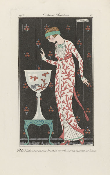 Robe dintérieur en soie brochée ouverte sur un dessous de linon 1913