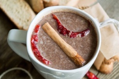 Sự khác biệt trong nguyên liệu khi thêm ớt, thanh quế đã tạo nên hương vị ngon của ly sữa chocolate nóng kiểu Mexican này đấy. Cách thức và nguyên liệu không khó tìm nên chị em nhanh tay thử làm ngay món thức uống vừa ngon vừa bổ này nhé.