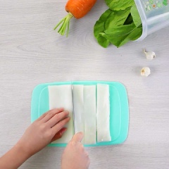Để nguyên các lớp bánh phở và cắt thành hình vuông với kích thước 3 cm. Rau cải, hành tây, cà rốt rửa sạch, thái miếng vừa ăn.