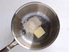 Bật lò nướng ở mức nhiệt cao nhất có thể của lò nhà bạn. Tiếp đến chuẩn bị phần nước sốt: cho bơ và bột mì vào trong một nồi nhỏ ở lửa vừa.
