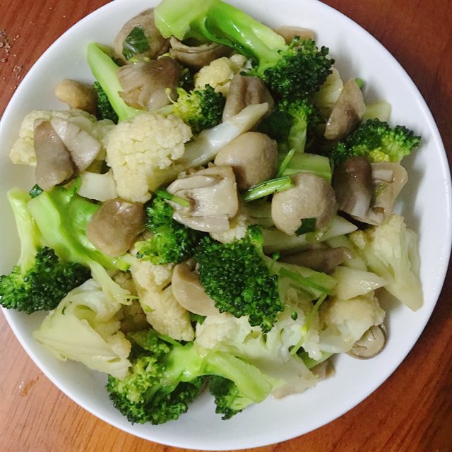 Nấm Rơm Xào Bông Cải Chay