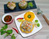 Trình bày : Xếp ớt chuông đã hấp ra đĩa, thêm tỏi chiên giòn, trang trú ít ớt và đầu hành chẻ. Dọn kèm chén xốt rau củ. Chan xốt lên ớt chuông và thưởng thức nóng như món mặn với cơm nóng.
