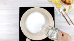 Nấu nước đường ngâm đào: đổ vào chảo 450gr đường cát trắng cùng với 600ml nước, nấu cho đường tan, nước đường sôi lên thì thêm vào 1 muỗng canh đường nâu, khuấy cho hỗn hợp hòa tan.