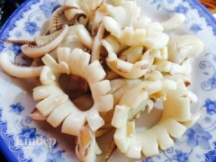 Phi thơm tỏi băm với dầu ăn trong chảo. Cho mực vào, đảo đều 2 phút. Nêm gia vị 1 muỗng cà phê hạt nêm, 1 muỗng cà phê muối, 1/2 muỗng cà phê tiêu, 1 muỗng cà phê đường trắng cho vừa ăn, đổ ra đĩa.