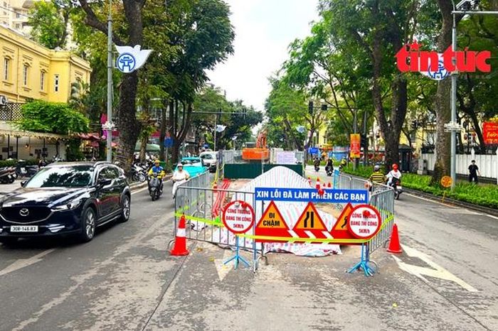 Phố trung tâm Hà Nội xuất hiện nhiều 'lô cốt' thi công chống ngập - Báo Tin Tức TTXVN