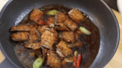 Đun nóng 2 muỗng canh dầu ăn, xào thơm gừng, hành boa rô, tỏi, ớt khô và hoa hồi. Sau đó đổ vào 1 chén nước lọc. Đun sôi rồi thêm cá, 1 muỗng canh nước tương, 1 muỗng canh giấm balsamic, 10g đường, 1/3 muỗng cà phê muối.